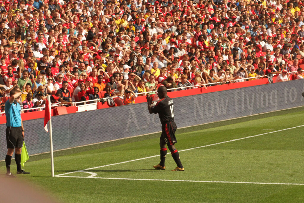 Clarence Seedorf em campo pelo Milan em 2010; fotografia de arquivo