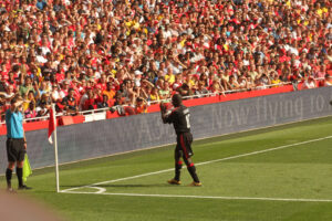 Clarence Seedorf em campo pelo Milan em 2010; fotografia de arquivo