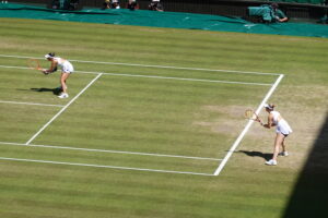 Luisa Stefani e Gabriela Dabrowski juntas durante a final de duplas de Wimbledon 2026; foto de arquivo, não é Pequim