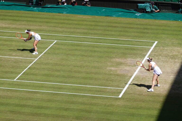 Luisa Stefani e Gabriela Dabrowski juntas durante a final de duplas de Wimbledon 2026; foto de arquivo, não é Pequim